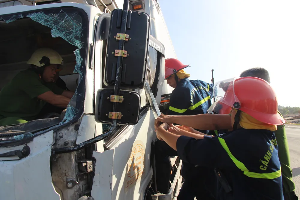 Tông rào chắn công trình, xe tải bị cây sắt đâm xuyên thấu, tài xế chết tại chỗ  ảnh 2