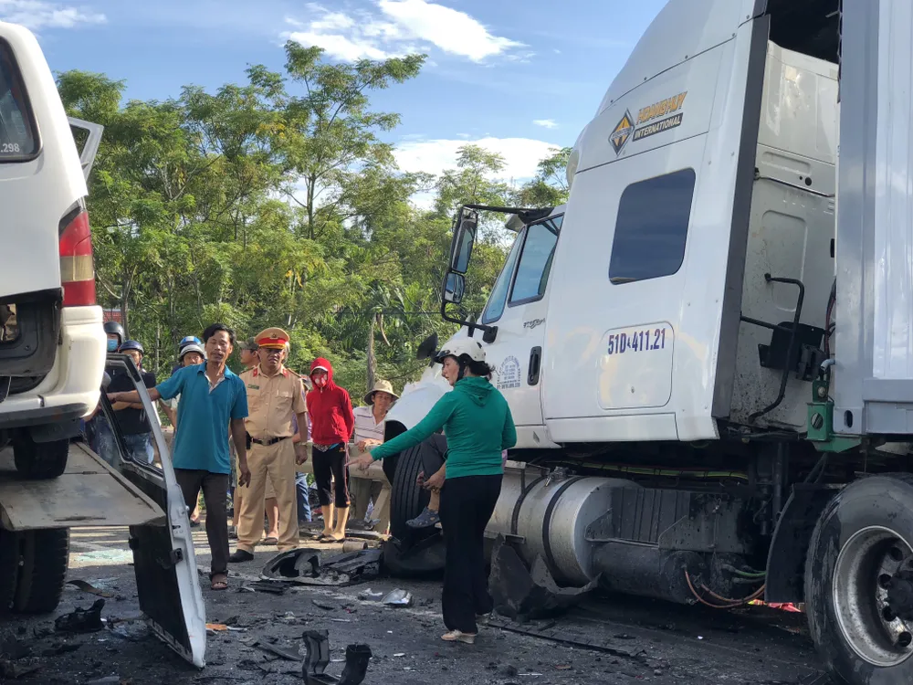 Xe đi rước dâu gặp tai nạn, 13 người chết, 4 người bị thương  ảnh 11