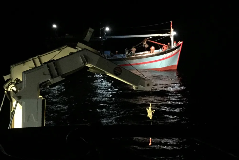 Cứu 8 thuyền viên gặp nạn tại vùng đánh bắt chung Việt Nam và Trung Quốc ảnh 2