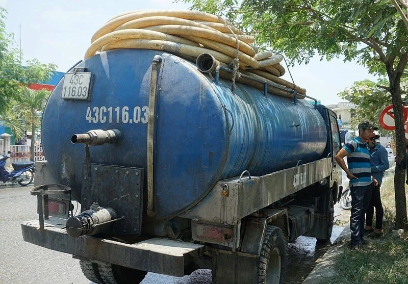 Cảnh sát Môi trường TP Đà Nẵng bắt quả tang xe tải xả dầu nhớt ra môi trường