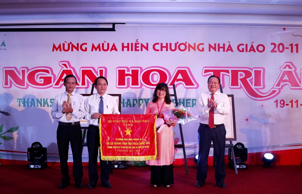 TS. Nguyễn Thị Anh Đào – Chủ tịch HĐQT, Hiệu trưởng ĐH Đông Á đón nhận Cờ thi đua của Bộ GD-ĐT từ TS. Nguyễn Đình Vĩnh – Giám đốc Sở GD-ĐT TP Đà Nẵng