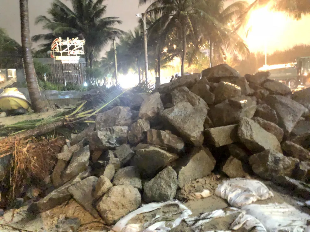 Đà Nẵng: Chở 50 khối đá “cứu” cửa xả Mỹ An ảnh 1