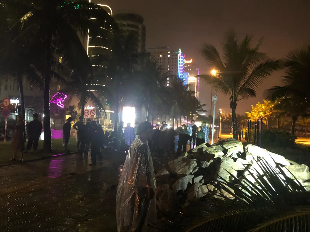 Đà Nẵng: Chở 50 khối đá “cứu” cửa xả Mỹ An ảnh 2