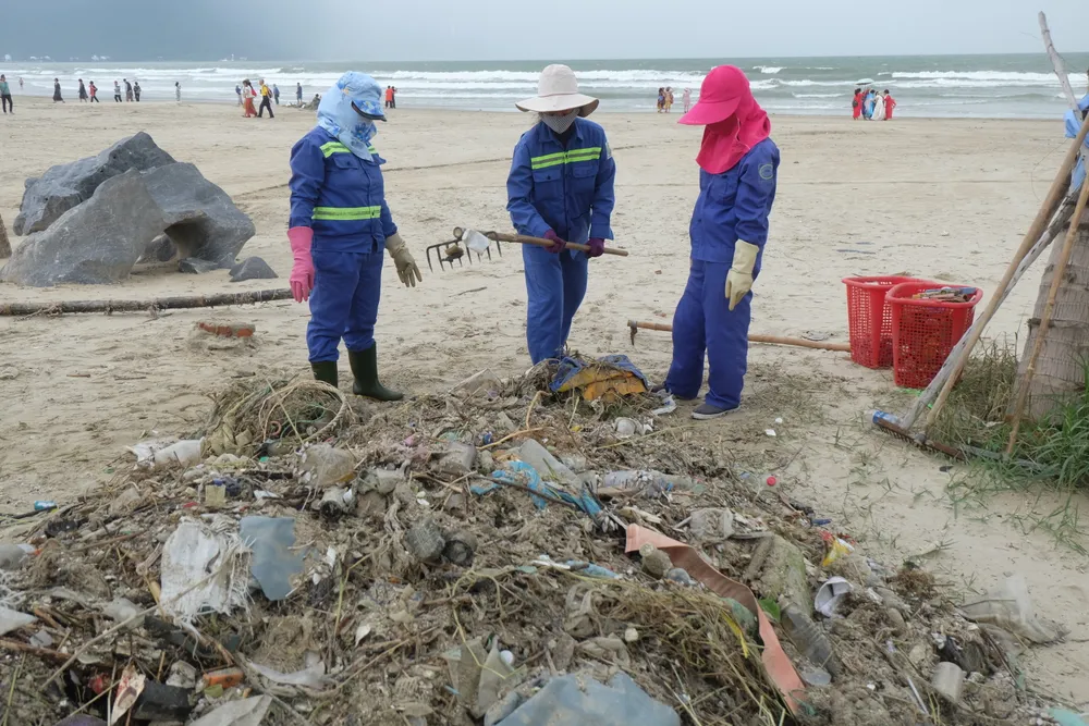 Đà Nẵng: Ra quân dọn sạch các bãi biển du lịch sau mưa lớn ảnh 7
