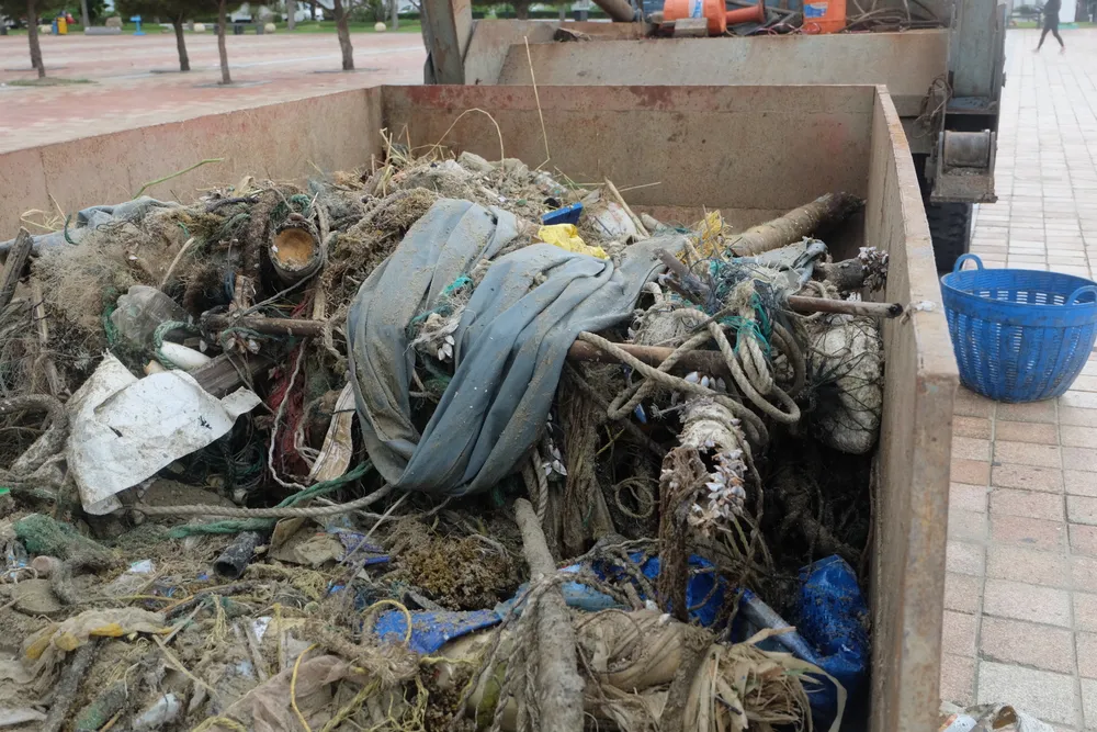 Đà Nẵng: Ra quân dọn sạch các bãi biển du lịch sau mưa lớn ảnh 8