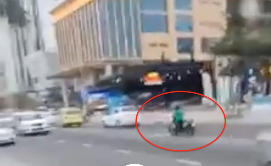Người phụ nữ tự ý dắt xe du khách đưa ra để giữa đường (trong vòng tròn đỏ) gây phản cảm