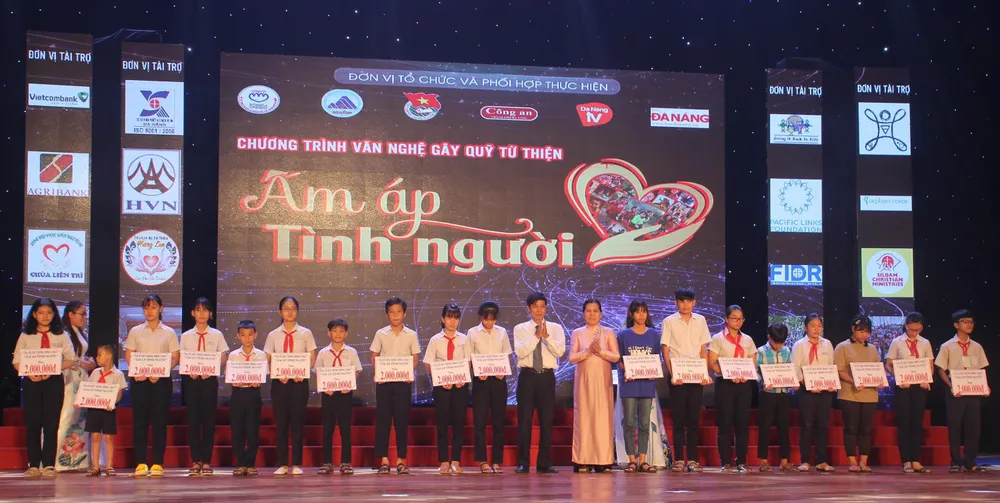 “Ấm áp tình người” - chương trình vì trẻ em nghèo ảnh 2