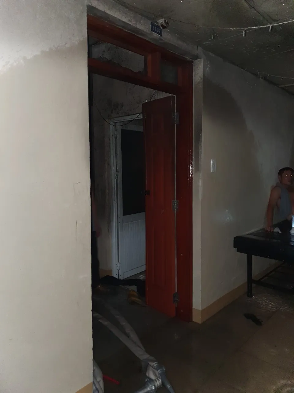 Thắp hương cúng rằm làm cháy căn hộ chung cư trên tầng 11 ảnh 4