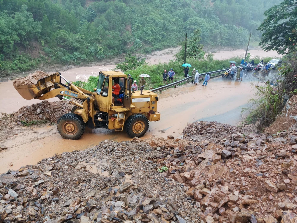 Đường Hồ Chí Minh qua huyện Đakrông, tỉnh Quảng Trị có hơn 23 điểm sạt lở gây ách tắc giao thông