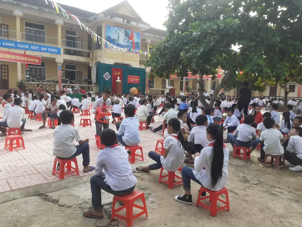 Nhiều trường học ảnh hưởng mưa lũ ở Quảng Trị, Hà Tĩnh khai giảng năm học mới ảnh 3