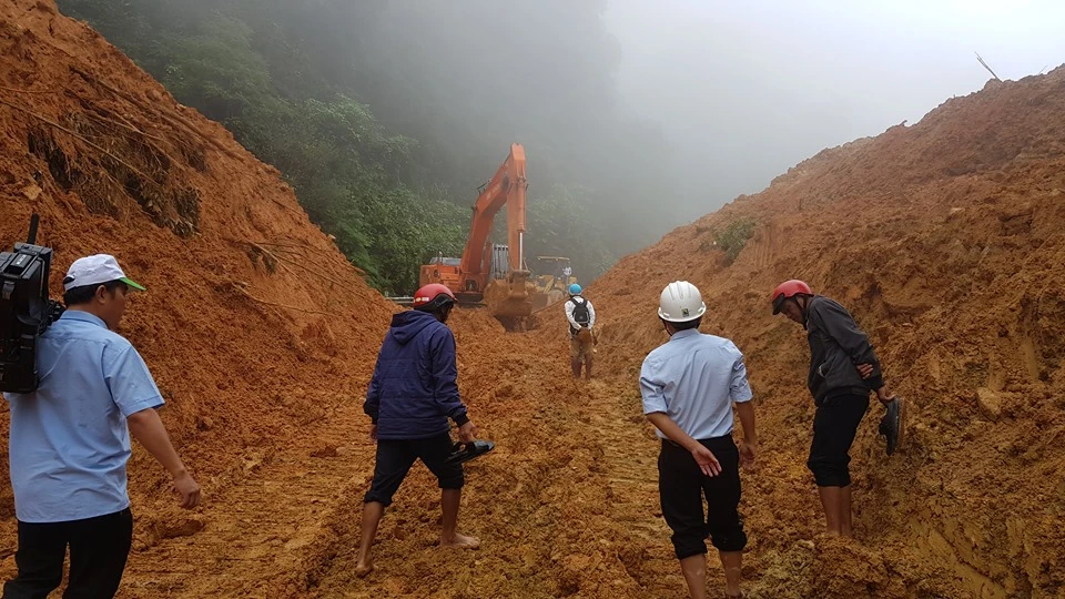 Đơn vị quản lý đường bộ đã cho hàng loạt máy múc lên để dọn dẹp, thông tuyến nhưng do khối lượng đất đá bị sạt lở lớn cùng với nhiều điểm nên không thể đẩy nhanh tiến độ