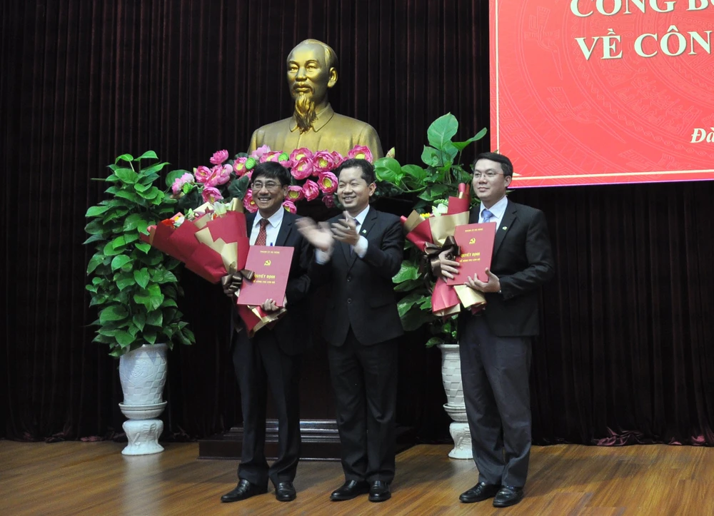 Ông Nguyễn Văn Quảng, Phó Bí thư Thường trực Thành ủy Đà Nẵng trao quyết định bổ nhiệm cho ông Trần Thắng Lợi (bìa trái) và ông Nguyễn Văn Hùng