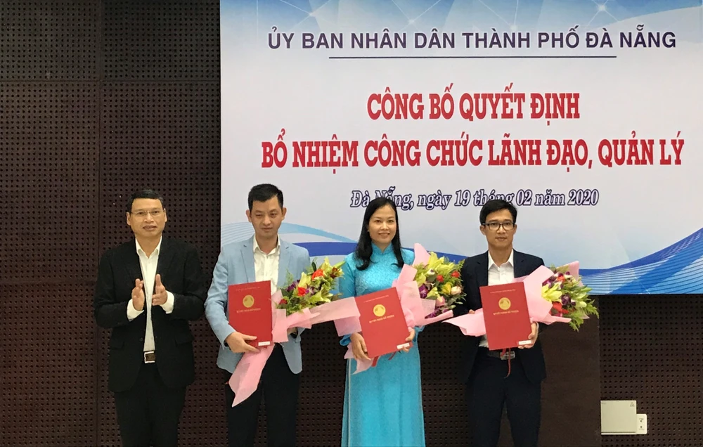 Ông Hồ Kỳ Minh, Phó Chủ tịch UBND TP Đà Nẵng trao quyết định bổ nhiệm đối với 3 lãnh đạo cấp sở ngành 