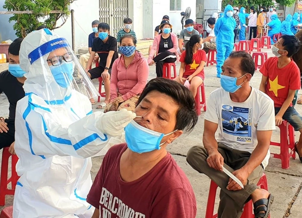 Nhân viên y tế quận Sơn Trà lấy mẫu xét nghiệm Covid-19 tại phường Nại Hiên Đông