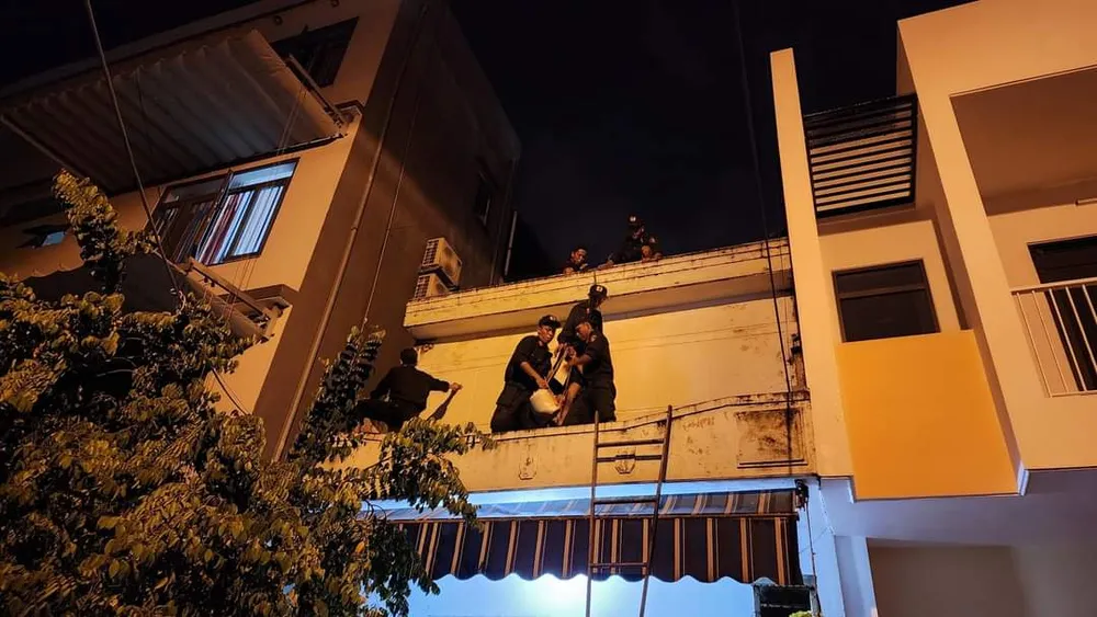 Trắng đêm giúp dân chống bão số 4 ảnh 6