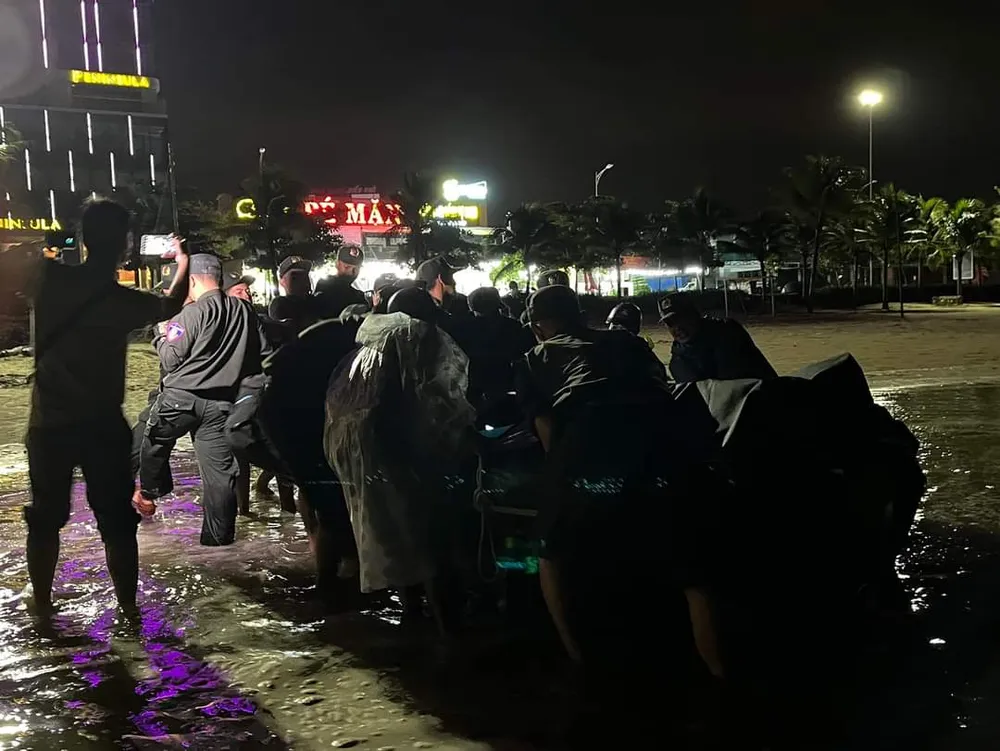 Trắng đêm giúp dân chống bão số 4 ảnh 3