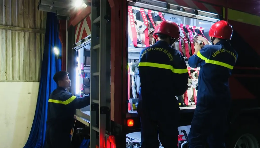 Trắng đêm giúp dân chống bão số 4 ảnh 9