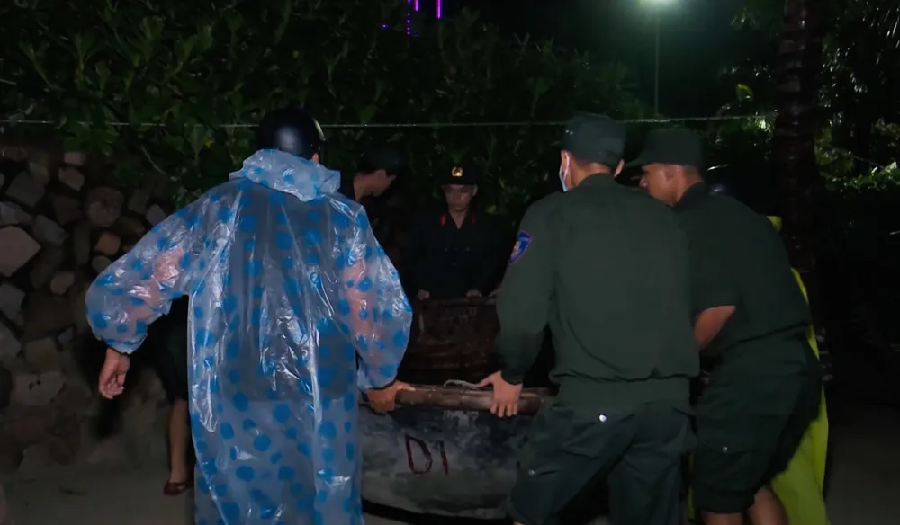 Trắng đêm giúp dân chống bão số 4 ảnh 2