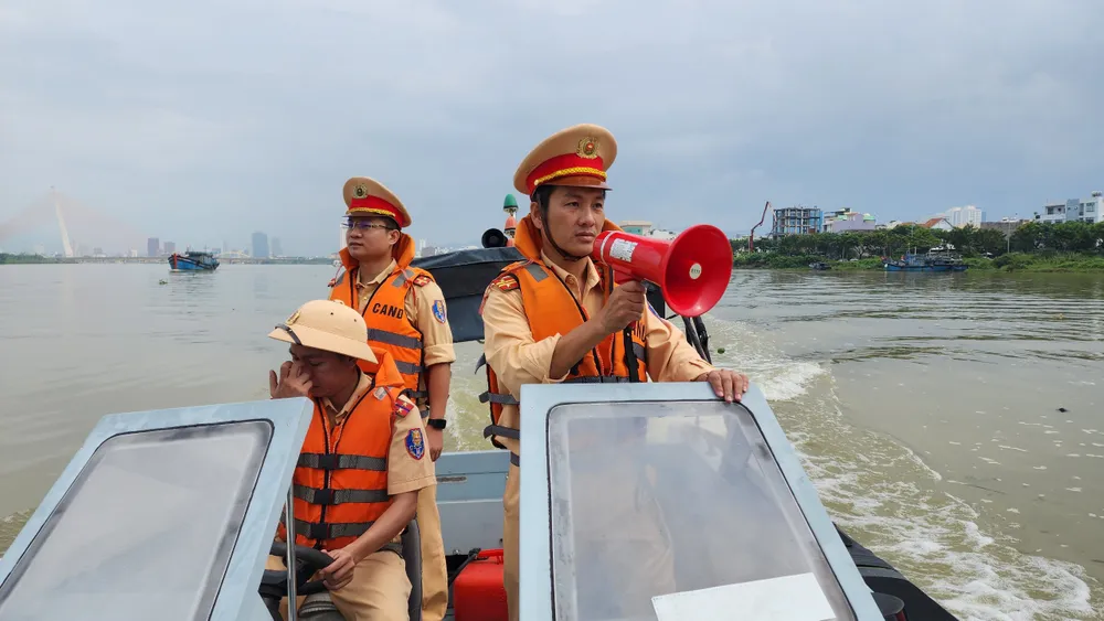 Trắng đêm giúp dân chống bão số 4 ảnh 10