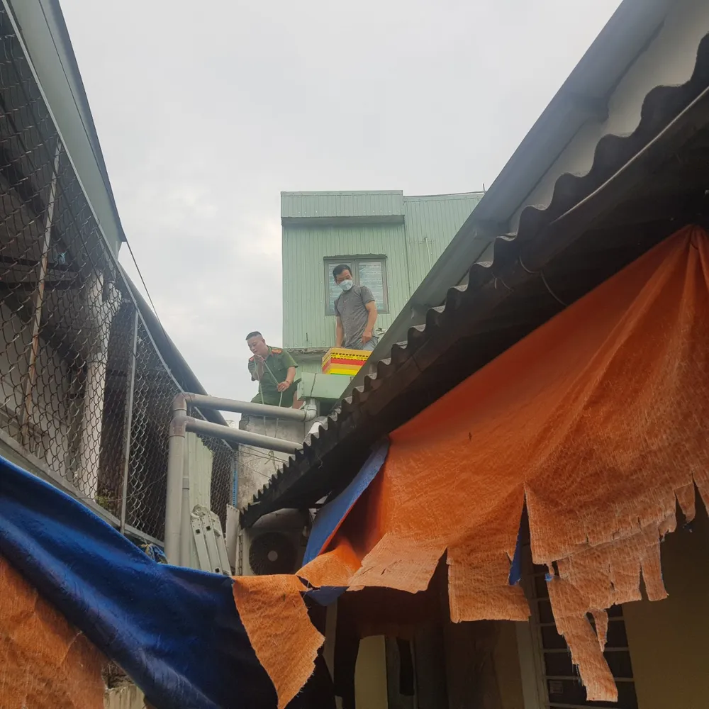 Trắng đêm giúp dân chống bão số 4 ảnh 7