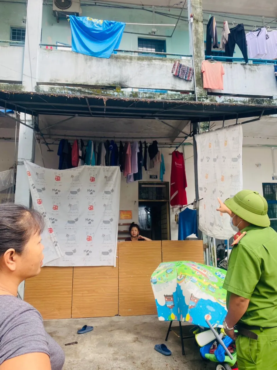 Trắng đêm giúp dân chống bão số 4 ảnh 8