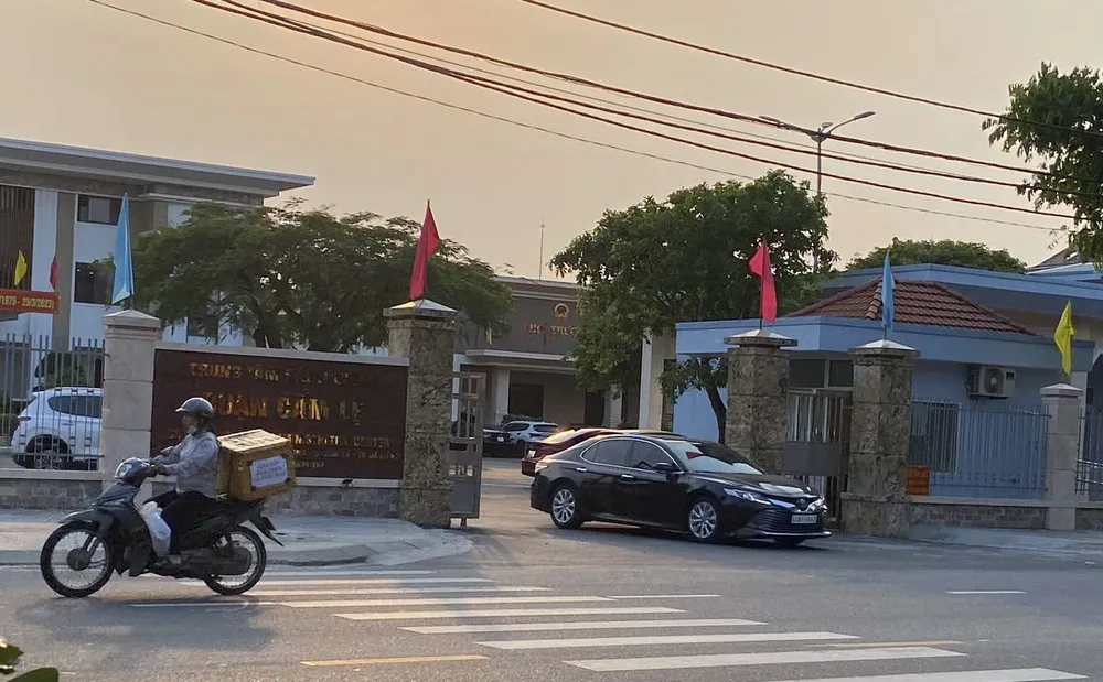 Cơ quan CSĐT Công an TP Đà Nẵng rời khỏi UBND quận Cẩm Lệ vào chiều 6-4. Ảnh: PHẠM NGA