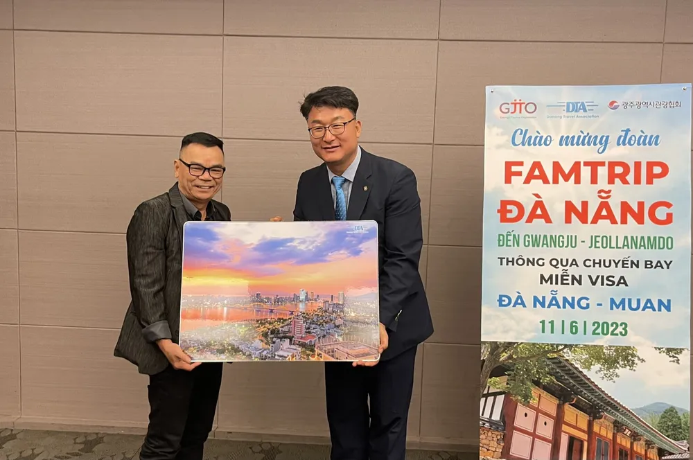 Ông Phạm Đình Hoàng, Phó Chủ tịch Hội Lữ hành Đà Nẵng tặng bức ảnh về TP Đà Nẵng cho ông Choi Chang In, Phó Chủ tịch Hiệp hội du lịch Gwangju