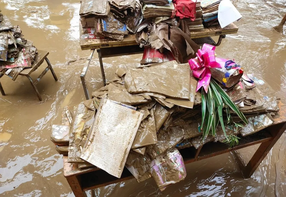 Sách vở sau cơn lũ quét qua