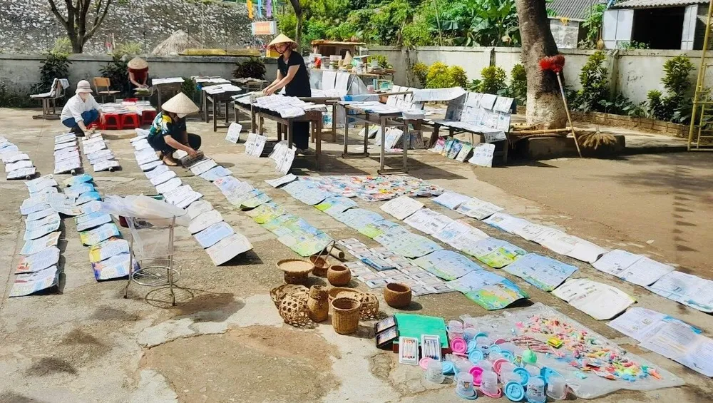 Tranh thủ trời nắng, các cô giáo điểm trường Tà Sỏi thuộc điểm trường Châu Hạnh 2 (Quỳ Châu, Nghệ An) phơi sách vở sau lũ
