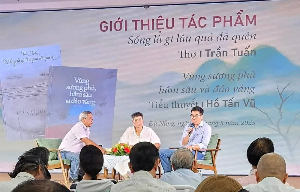 Nhà báo Hồ Tấn Vũ (bìa phải) trong buổi ra mắt tiểu thuyết "Vùng sương phủ, hầm sâu và đảo vắng" 1000024572.jpg