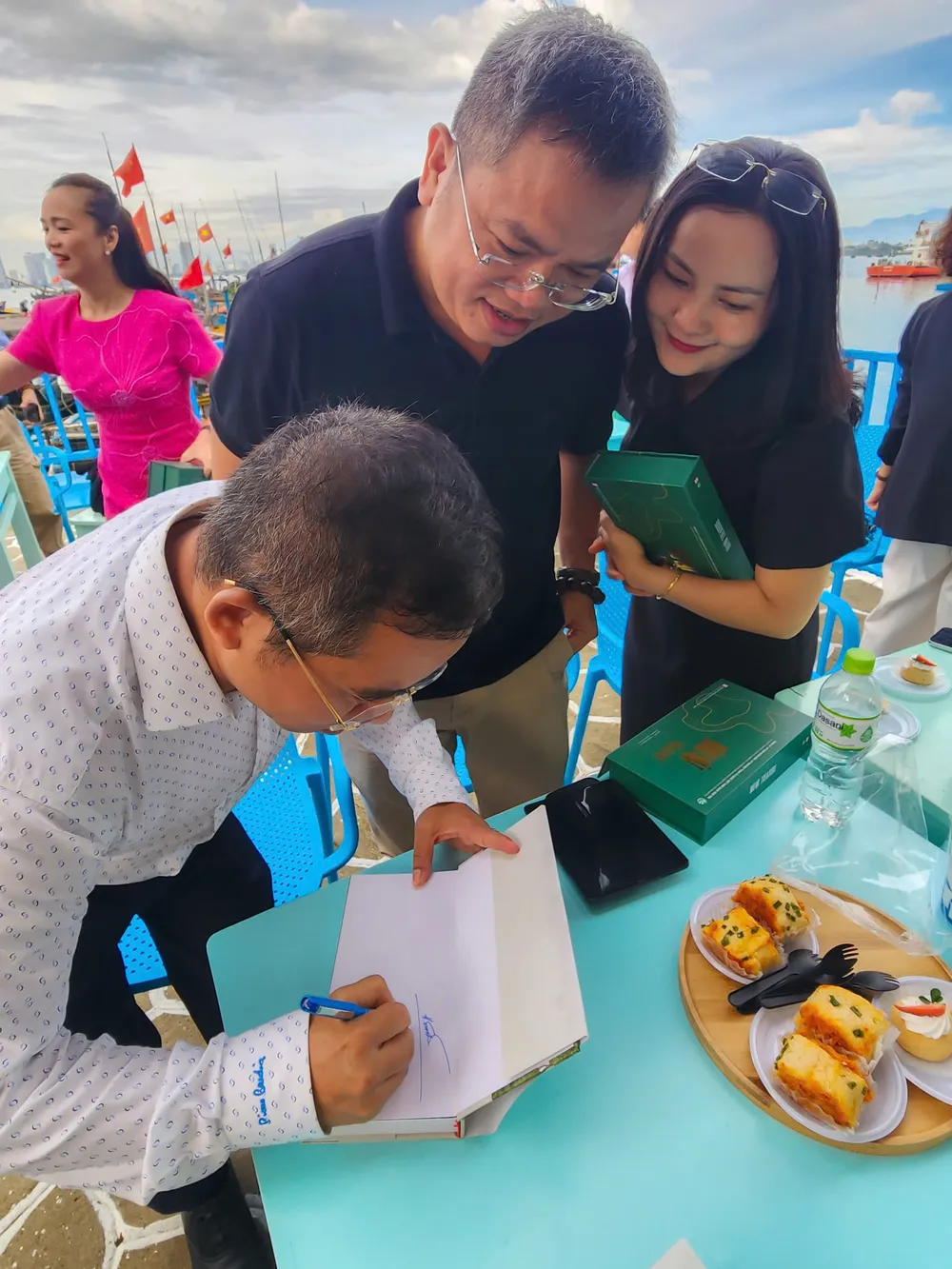 Ông Hoàng Sơn Trà, Bí thư Đảng ủy phường Sơn Trà, TP Đà Nẵng ký tặng sách cho bạn đọc Bau Vat 1.jpg