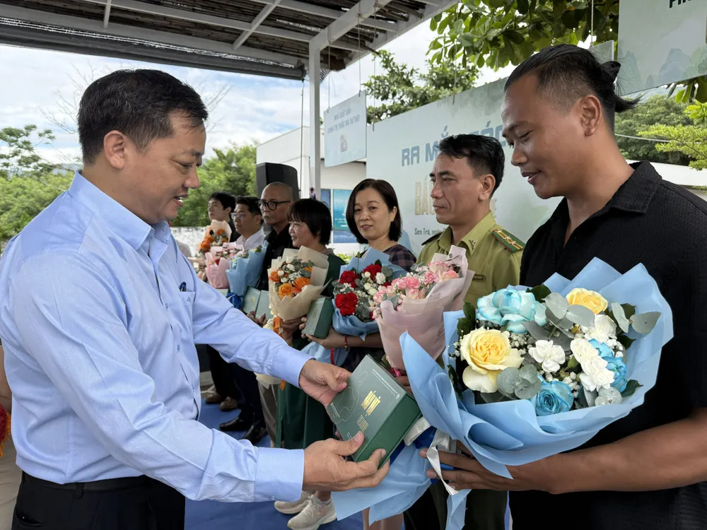 Ông Đinh Vui, Chủ tịch UBND phường Sơn Trà, TP Đà Nẵng, tặng sách cho đại diện các tác giả và các cơ quan chức năng hỗ trợ, giúp đỡ về chuyên môn cho cuốn sách ra đời Báu Vật 2.jpg