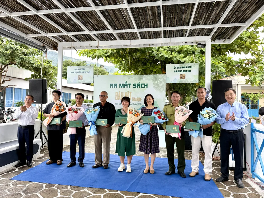 Lãnh đạo phường Sơn Trà, TP Đà Nẵng tặng hoa, sách cho đại diện các cơ quan chuyên môn đã hỗ trợ, giúp đỡ cho sự ra đời của cuốn sách Báu Vật 4.jpg