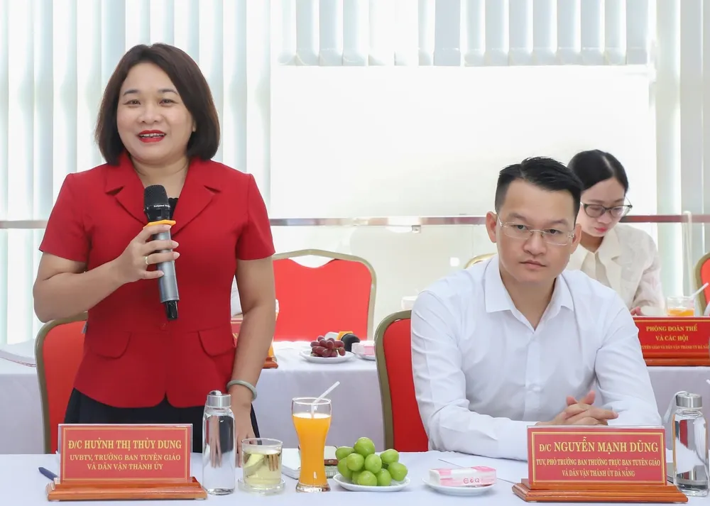 Đồng chí Huỳnh Thị thùy Dung, Trưởng Ban Tuyên giáo và Dân vận Thành ủy Đà Nẵng báo cáo công tác tuyên truyền phục vụ Đại hội Đảng bộ TP Đà Nẵng 11-dung.jpg