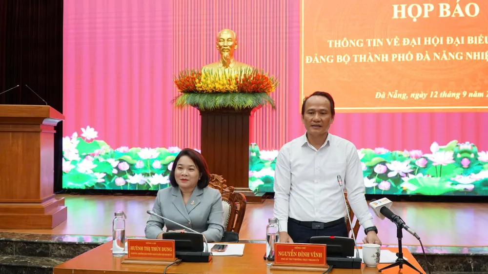Đồng chí Nguyễn Đình Vĩnh và đồng chí Huỳnh Thị Thùy Dung chủ trì buổi họp báo 94af0b365cbcd7e28ead.jpg