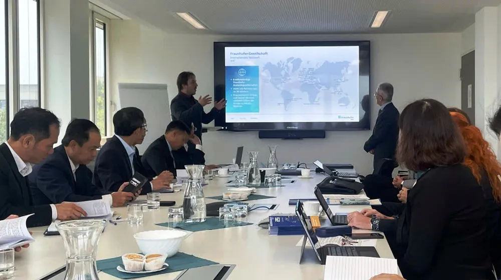 Ông Benjamin Schreiber, Quản lý dự án kinh doanh quốc tế của Viện Fraunhofer Enas giới thiệu hoạt động đến đoàn công tác TP Đà Nẵng. Ảnh: THY PHƯƠNG Anh 2.jpg