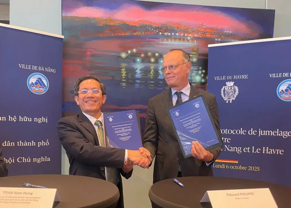 Ông Trần Nam Hưng, Phó Chủ tịch UBND TP Đà Nẵng và ngài Édouard Philippe, Thị trưởng thành phố Le Havre, đã ký kết Bản ghi nhớ thiết lập quan hệ hợp tác, hữu nghị giữa hai thành phố