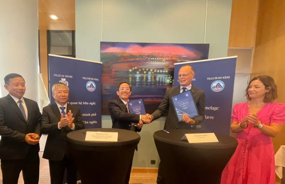 Ông Trần Nam Hưng, Phó Chủ tịch UBND TP Đà Nẵng và ông Édouard Philippe, Thị trưởng thành phố Le Havre, đã ký kết Bản ghi nhớ thiết lập quan hệ hợp tác, hữu nghị giữa hai thành phố z7087966591128_fb51f69556abd6a5dc1ab75013f048ff.jpg