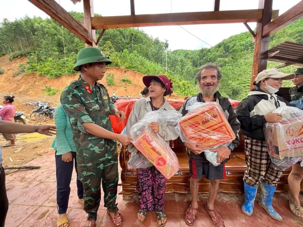 Các chiến sĩ Lữ đoàn 270 tặng thực phẩm cho bà con xã Trà Tân bị cô lập vì sạt lở 5.jpg