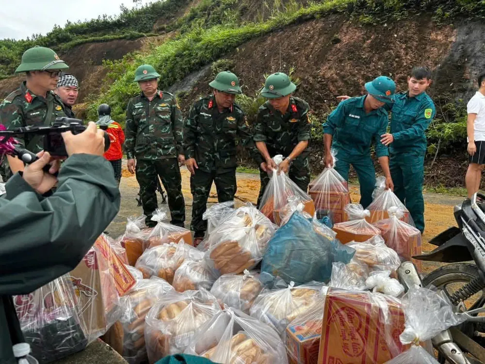 Lữ đoàn 270 đưa thực phẩm hỗ trợ khẩn cấp người dân xã Trà tân 8.jpg