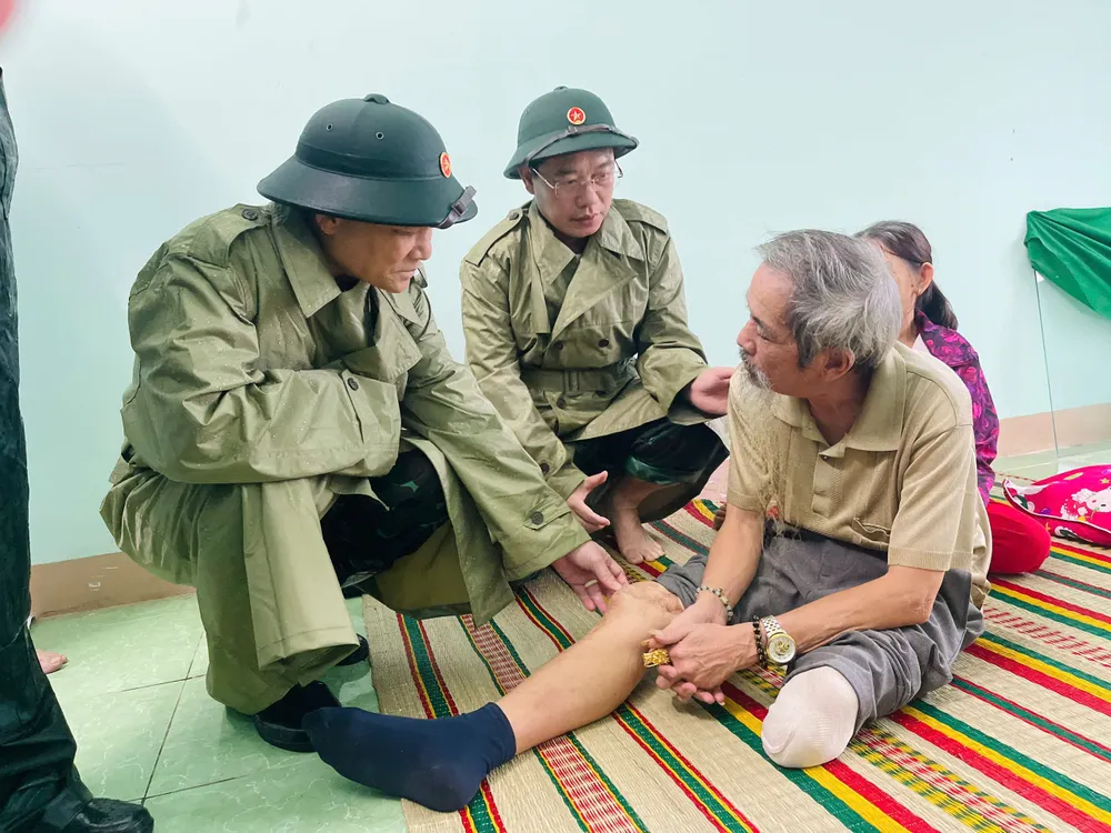 Thượng tướng Phạm Trường Sơn, Phó Tổng Tham mưu trưởng Quân đội nhân dân Việt Nam thăm hỏi người dân trú bão tập trung tại trụ sở UBND xã Phổ Minh cũ, phường Đức Phổ, tỉnh Quảng Ngãi