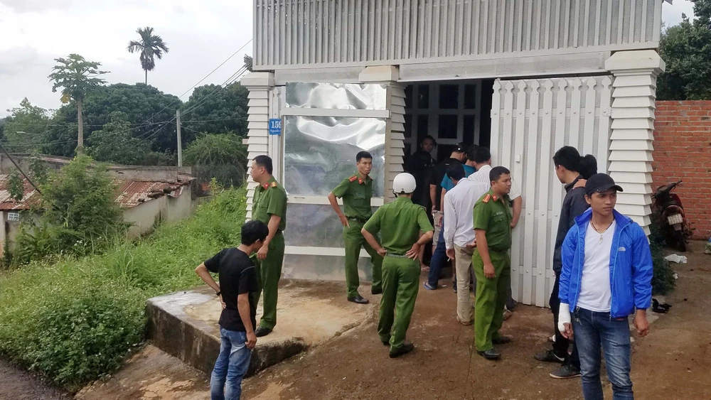 Tụ điểm buôn bán ma túy này có gắn camera quanh nhà để theo dõi công an