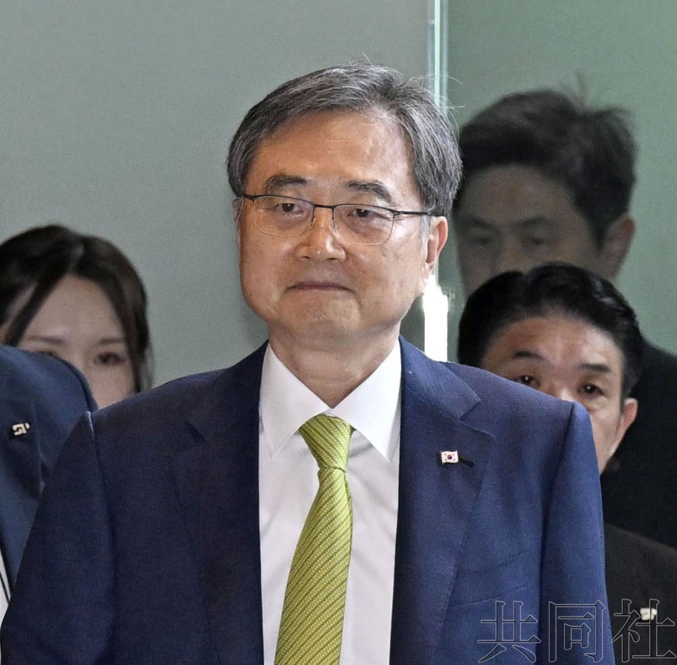 7月30日上午,韩国外交部长官赵显进入日本首相官邸。(共同社)