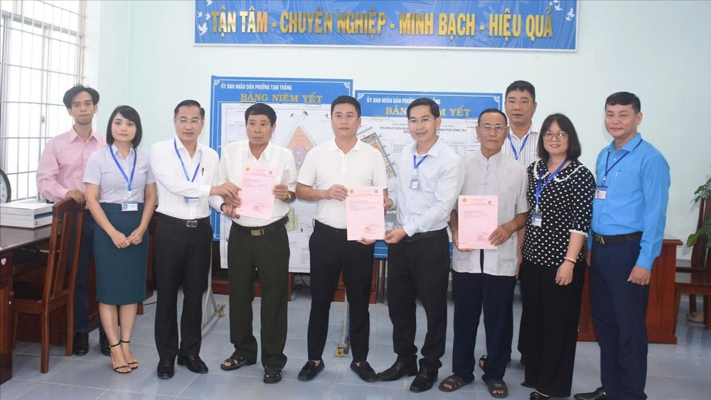 三胜坊人委会向民众签发土地使用权证书。