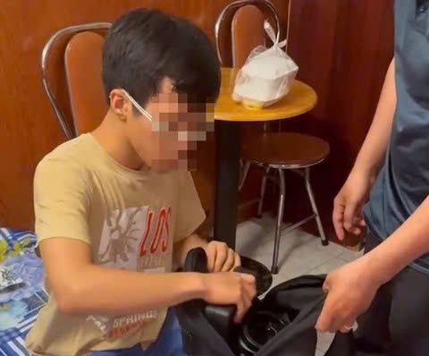 阿明在酒店时被发现。