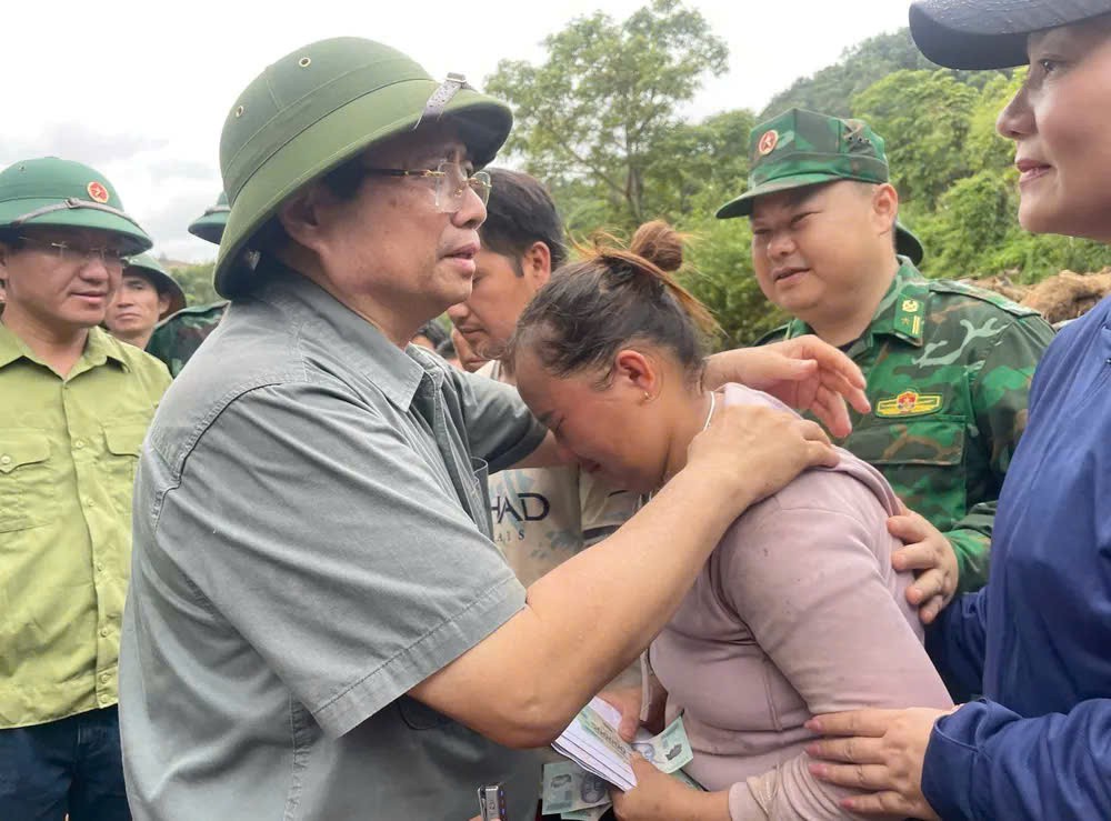 8月3日下午，范明政总理在奠边省车容乡慰问因洪涝灾害失去亲人的家庭。