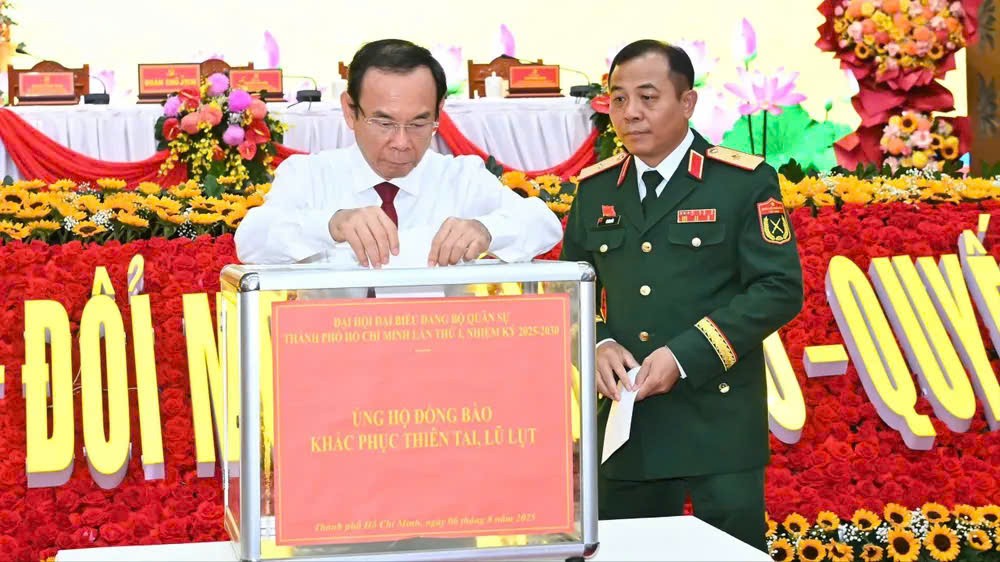 在第一届胡志明市军事党部大会上，市委书记、市军事党委书记阮文年捐款协助受灾同胞克服自然灾害和洪涝后果。