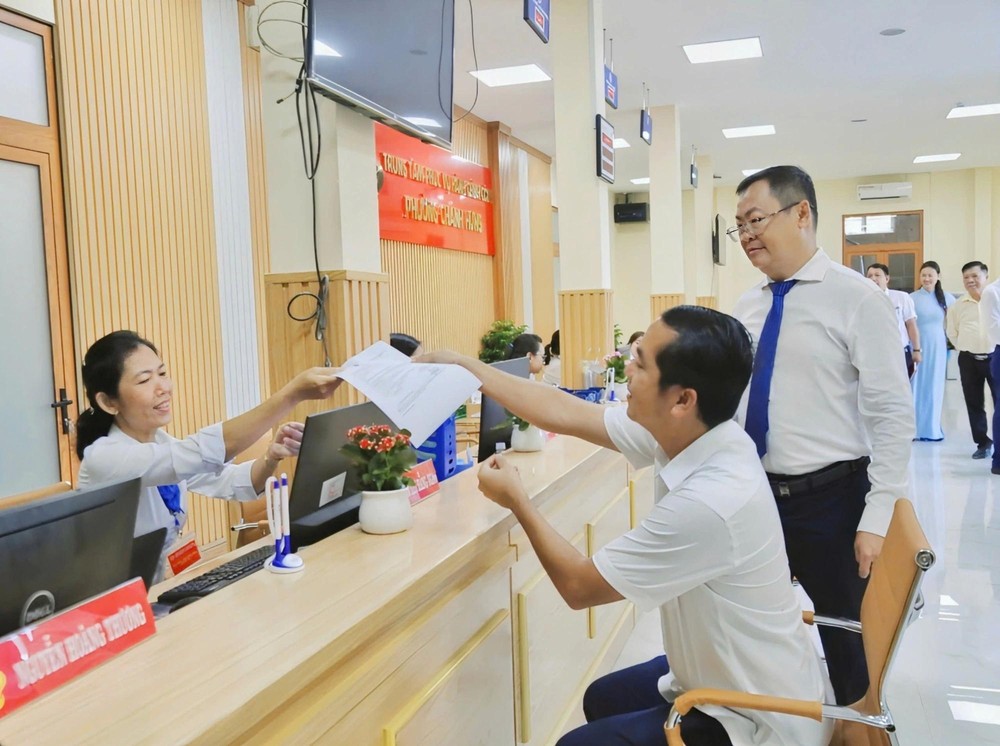 在两级政府模式下，乡人委会文化社会科负责执行教育任务。