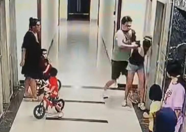 Đ.C.T.殴打N.T.的画面 - 截自视频。