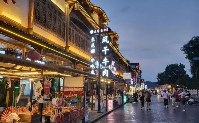 苏稽古镇的美食街一角。